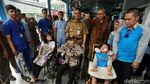 Anies Resmikan Jalur Khusus Disabilitas di Halte TransJ Bank Indonesia