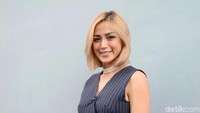 Wanita yang biasa dipanggil Jedar itu tampil dengan gaya rambut pendek barunya. Pool/Ismail/detikFoto.