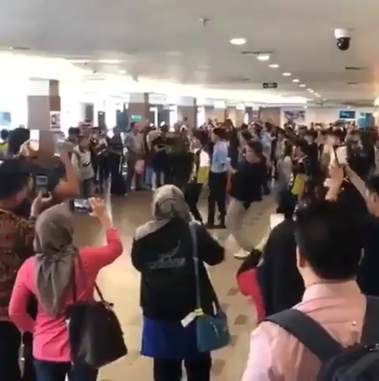 Viral Flashmob Asian Games di Bandara Disangka Atlet, Ini Faktanya Viral Flashmob Asian Games di Bandara Disangka Atlet, Ini Faktanya