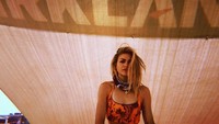 Anak dari almarhum vokalis Nirvana, Frances Bean Cobain juga ikut menyaksikan Burning Man tahun ini. Ia sempat berpose di depan salah satu karya seni (@space_witch666/Instagram)