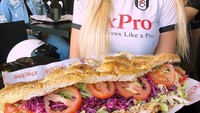 Wanita 24 tahun ini sudah terkenal di Inggris sebagai jawara makan. Yang terbaru ia makan 3 kg kebab dalam waktu kurang dari 45 menit. Kate berhasil menaklukan tantangan ini lho! Foto: Instagram kate.ovens