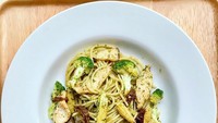 Kalau tak suka pasta yang sederhana, bisa coba kombinasikan berbagai bahan  sebagai campuran. Seperti pesto spaghetti ini. Ada isi irisan ayam, brokoli, jagung muda hingga jamur. Foto : instagram @yinx2.lai