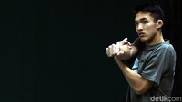 Laju apik Jojo di Asian Games ini tak bakal tercipta jika saja tak ada ekstra kurikuler bulutangkis di SD St Antonius 1. Ya, lewat kegiatan sekolah di SD tersebut, Jojo mengenal bulutangkis untuk kali pertama.