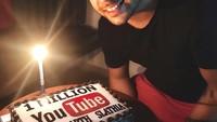 Lewat instagram pribadinya @siddharthslathia, ia beberapa kali mengunggah foto saat bersama makanan. Seperti foto bersama cake ini. Foto: instagram @siddharthslathia