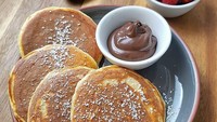 Sederhana tapi enak! Inilah pancake dengan saus cokelat punya @noreen_food_fitness. Makin menyehatkan ditemani buah raspberry dan bluberry yang asam segar. Foto: Instagram