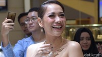 Ia pun tampak tertawa kala di goda oleh fotografer. Pool/Ismail/detikFoto.
