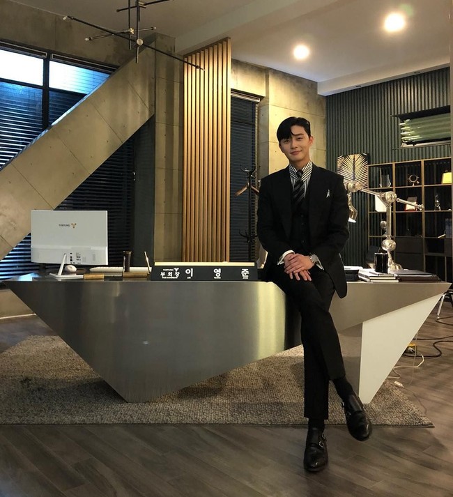 Karena sejumlah peran yang dimainkan, Park Seo Joon disebut sebagai rajanya komedi romantis. Apalagi semenjak sukses membintangi Whats Wrong with Secretary Kim bersama Park Min Young. Foto: Instagram