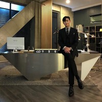 Karena sejumlah peran yang dimainkan, Park Seo Joon disebut sebagai rajanya komedi romantis. Apalagi semenjak sukses membintangi Whats Wrong with Secretary Kim bersama Park Min Young. Foto: Instagram