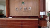 KPK menahan 41 anggota DPRD Kota Malang yang merupakan tersangka kasus dugaan suap. Akibatnya, kini tersisa 5 anggota yang bertahan.  Dari jumlah itu, 2 anggota menduduki kursi baru pasca digelar pergantian antar waktu (PAW), 3 sisanya anggota DPRD periode 2014-2019 yang tidak tersangkut korupsi massal.