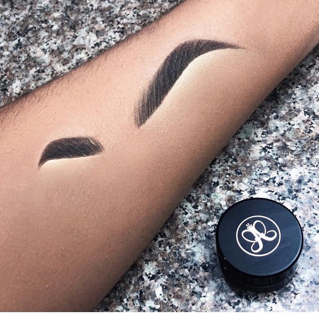 Anastasia kemudian menemukan teknik membentuk alis berdasarkan struktur tulang dan bentuk alis alami setiap orang. Sempat menawarkan ide tersebut pada bos namun ditolak, ia akhirnya menyewa sebuah tempat di salon di Beverly Hills pada tahun 1992. Salon itu menawarkan jasa facial, waxing, dan membentuk alis. Foto: Instagram Anastasia Beverly Hills