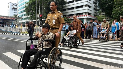 Anies Resmikan Jalur Khusus Disabilitas di Halte TransJ Bank Indonesia