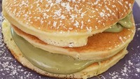 Pancake @takeinitaly ini kelihatan lembut, empuk dan gurih. Paduannya istimewa berupa krim hijau rasa pistachio. Paling pas disantap dengan secangkir kopi nih. Foto: Instagram