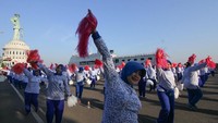 Ribuan peserta menari Tari Gemu Famire di Dermaga Madura, Koarmada II, Surabaya, Jawa Timur, Selasa (4/9/2018). Kegiatan untuk memecahkan rekor MURI itu diikuti sekitar 346.000 personel TNI Angkatan Darat, TNI Angkatan Laut, TNI Angkatan Udara, Polri beserta keluarganya dan digelar serentak di seluruh Indonesia itu untuk mememecahkan rekor Muri dan menyambut HUT ke-73 TNI. Antara Foto/Didik Suhartono.