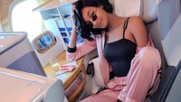 Sibuk jadi model dan ibu muda tak membuat Jourdan lupa untuk liburan. Ini liburan ala mahmud seksi Jourdan Dunn. (jourdandunn/Instagram)