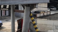 Kepala Seksi Pemeliharaan Simpang dan Jalan Tak Sebidang, Dinas Bina Marga DKI Jakarta, Ahmad Sapii mengungkapkan proses perbaikan JPO itu membutuhkan waktu lama karena kerusakan yang parah dan berada di lokasi ruang publik, sehingga pengerjaan harus hati-hati.