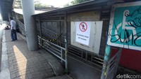 Selain itu, ditempelkan juga informasi JPO rusak sehingga warga yang belum mengetahui kerusakan JPO itu tak menggunakan akses JPO yang nyaris roboh tersebut.