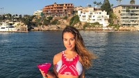 Potret saat Chrysti berlayar di perairan sekitar Newport Beach, AS (chrysti_ane/Instagram)