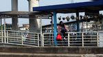 JPO Nyaris Roboh Masih Diperbaiki, Warga Terpaksa Nyebrang di Jalan