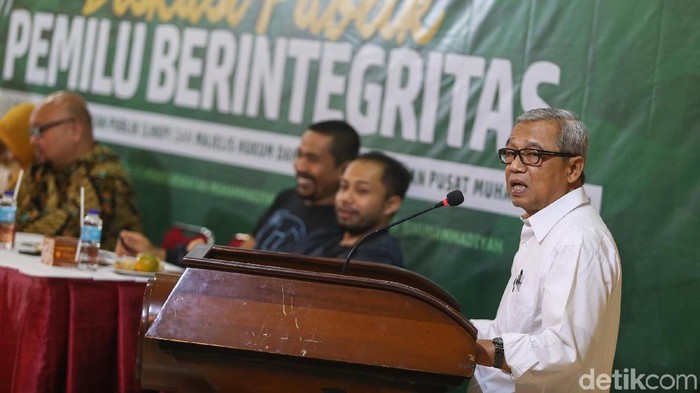 Bawaslu meloloskan sejumlah mantan napi korupsi menjadi bacaleg di Pileg 2019. Ketua PP Muhammadiyah Busyro Muqqodas mengkritik Bawaslu dan KPU yang beda sikap soal itu. Hal itu disampaikan dalam diskusi publik bertema Pemilu Berintegritas, di Gedung Pusat Dakwah Muhammadiyah, Jl Menteng Raya, Jakarta Pusat, Selasa (4/9/2018). HAdir dalam diskusi tersebut antara lain, Ketua PP Muhammadiyah Busyro Muqoddas, Komisioner KPU Ilham Saputra, Ketua Perludem Titi Anggraeni, dan peneliti ICW Donal Fariz.