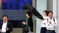 Badan Meteorologi Jepang memperkirakan kalau Angin Topan Jebi diperkirakan bakal bertiup 252 kilometer per jam, sehingga bisa jadi menjadi jenis yang terkuat pada tahun ini. Toru Hanai/Reuters.