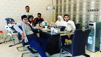  Wah, makan bersama di rumah usai sholat Idul Adha. Hafiz dan keluarga terlihat sangat hangat dan intim, ya. Foto: Instagram hafizfaturrakhman  