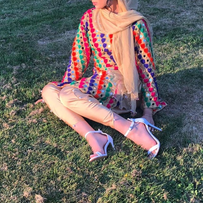 Ia sering terlihat memakai tunik atau baju kurung yang sopan dipadukan dengan celana lurus dan pashmina panjang. Meski berparas cantik, Sara terkadang tak menunjukkan wajahnya di Instagram. Foto: Instagram/Sara_iftekhar