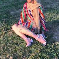 Ia sering terlihat memakai tunik atau baju kurung yang sopan dipadukan dengan celana lurus dan pashmina panjang. Meski berparas cantik, Sara terkadang tak menunjukkan wajahnya di Instagram. Foto: Instagram/Sara_iftekhar