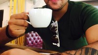 Sluuurp! Secangkir kopi sedang dinikmati Slathia nih. Pria kelahiran 25 Juli 1991 ini terlihat ramah dan murah senyum di berbagai kesempatan. Foto: instagram @siddharthslathia