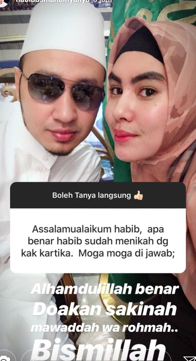 Adalah Habib Usman bin Yahya yang disebut-sebut meminang Kartika Putri. Hal ini terlihat dari postingan Instagram Story sang habib yang memperlihatkan foto selfie sekaligus membenarkan pernikahan mereka. Foto: Kartika Putri dan Habib Usman (Instagram)