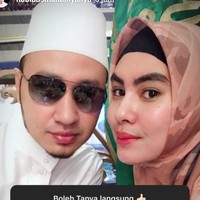 Adalah Habib Usman bin Yahya yang disebut-sebut meminang Kartika Putri. Hal ini terlihat dari postingan Instagram Story sang habib yang memperlihatkan foto selfie sekaligus membenarkan pernikahan mereka. Foto: Kartika Putri dan Habib Usman (Instagram)