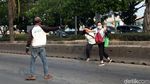 JPO Nyaris Roboh Masih Diperbaiki, Warga Terpaksa Nyebrang di Jalan