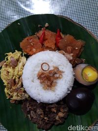 Ayo, Cicip Gudeg Besek Gaya Blitar yang Gurih Pedas!