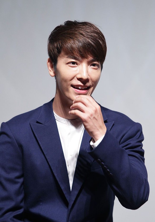 Meskipun Korea Selatan ‘gudangnya’ kosmetik dan operasi plastik, Donghae memilih tetap dengan penampilannya yang apa adanya. Dia pun tak menyembunyikan wajahnya ketika memang tidak semulus biasanya. Foto: Dok. Getty Images