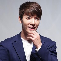 Meskipun Korea Selatan ‘gudangnya’ kosmetik dan operasi plastik, Donghae memilih tetap dengan penampilannya yang apa adanya. Dia pun tak menyembunyikan wajahnya ketika memang tidak semulus biasanya. Foto: Dok. Getty Images