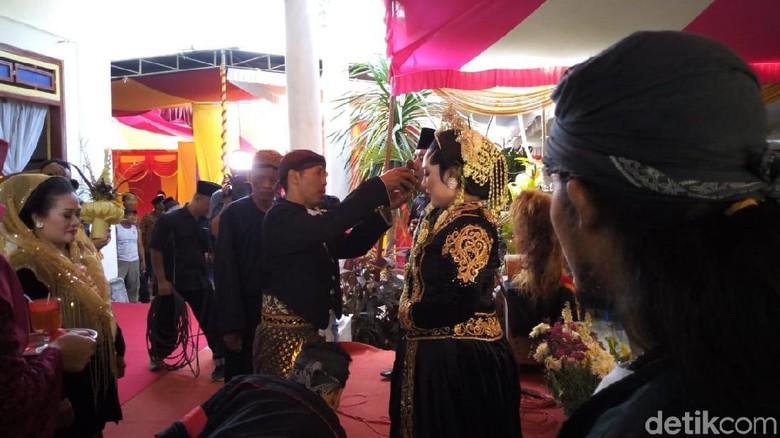 Menengok Pernikahan Adat Ponoragan yang Mulai Tergerus Zaman Menengok Pernikahan Adat Ponoragan yang Mulai Tergerus Zaman