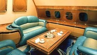 Sultan membeli pesawat jenis Boeing 747-430 Private Jet ini seharga US$ 220 juta atau setara Rp 3,2 triliun. Istimewa/lovemoney.com.