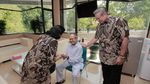 Foto: Pelukan Hangat SBY untuk Habibie di RSPAD