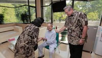 Ani Yudhoyono sempat juga mengupload momen menjenguk Habibie ini dalam Instagramnya (Foto: Dok. Abror Rizki)