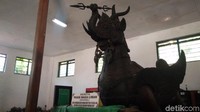 Sayap pada badan kereta tersebut merupakan bentuk paksi atau burung yang menyimbolkan negeri Timur Tengah. Simbol paksi itu merupakan unsur Islam (Sudirman Wamad/detikTravel)