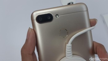 Sedangkan kamera depannya memiliki resolusi 5MP.  (Foto: detikINET/Virgina Maulita Putri)