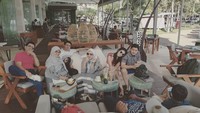 Family, tulis Irwansyah di Instagram pribadinya. Begini personel lengkap keluarga Irwansyah saat makan di ruang semi outdoor sebuah kafe. Di sana terlihat Hafiz Fathur dan sang istri, Andini Nurmalasari. Foto: Instagram irwansyah_15  