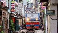 Padatnya pemukiman membuat jalur kereta tak punya banyak sisa ruang. Hal ini bisa dijumpai di Hanoi, Vietnam. Jelas, ini sangat berbahaya bagi penduduk di sekitarnya karena bisa terseret kereta. Istimewa/oddee.com.