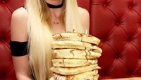 Kate mengatakan rahasia bugarnya adalah rajin olahraga dan makan sayuran saat sedang tak jalani tantangan makan. Ini posenya saat ingin menghabiskan 10 tumpuk pancake Nutella. Foto: Instagram kate.ovens