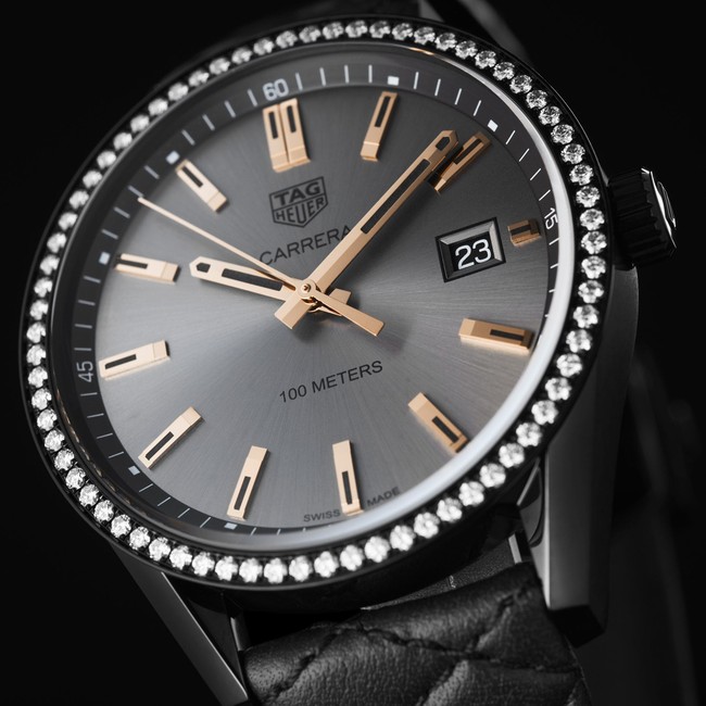 Turut memberikan sentuhan feminin, material rose-gold untuk penunjuk jam dan menit, berikut jarum jamnya. Fitur lainnya, jam buatan Swiss ini dapat bertahan di air hingga kedalaman 100 meter. (Foto: Dok. TAG Heuer)