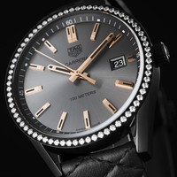 Turut memberikan sentuhan feminin, material rose-gold untuk penunjuk jam dan menit, berikut jarum jamnya. Fitur lainnya, jam buatan Swiss ini dapat bertahan di air hingga kedalaman 100 meter. (Foto: Dok. TAG Heuer)