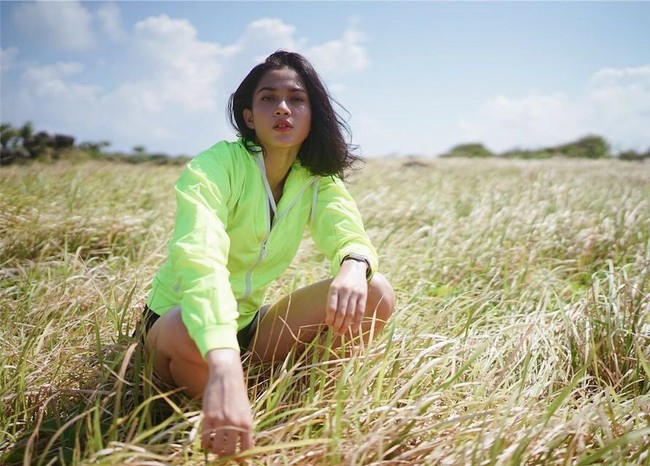 Pemilik akun Instagram @aghninyhaque ini kerap kali tampil dengan gayanya yang kasual dan sporty. Foto: Instagram @aghninyhaque