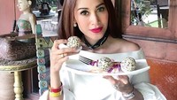 Diah juga suka ngemil makanan tradisional lho. Kal iini pilihannya jatuh pada onde-onde dan tape bakar. Foto: Instagram diahpermatasari_d_p_s