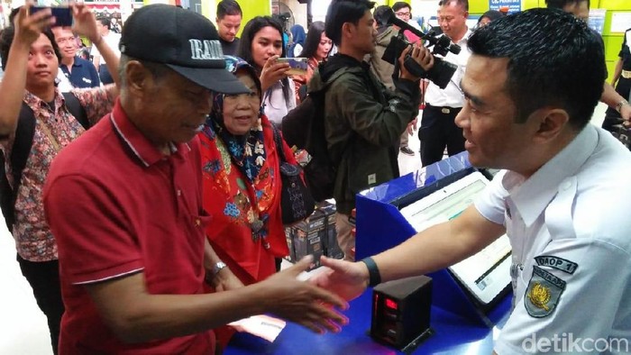Sapaan Hangat dan Mug bagi Penumpang di Stasiun Gambir