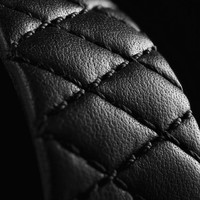 TAG Heuer Carrera Ladies hadir dalam dua varian. Jenis strap yang membedakan keduanya. Ada yang terbuat dari kulit bergaya quilted yang membentuk pola wajik. Satu lagi memakai material titanium hitam. (Foto: Dok. TAG Heuer)