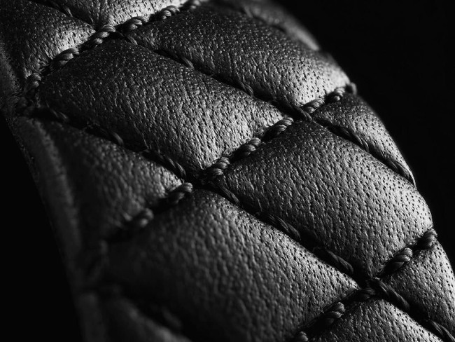 TAG Heuer Carrera Ladies hadir dalam dua varian. Jenis strap yang membedakan keduanya. Ada yang terbuat dari kulit bergaya quilted yang membentuk pola wajik. Satu lagi memakai material titanium hitam. (Foto: Dok. TAG Heuer)